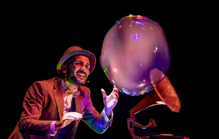 11-Rime-Insaponate-Alekos-il-Poeta-delle-Bolle-Teatro-ph-Claudio-Nannetti-85-a-1024x649-1