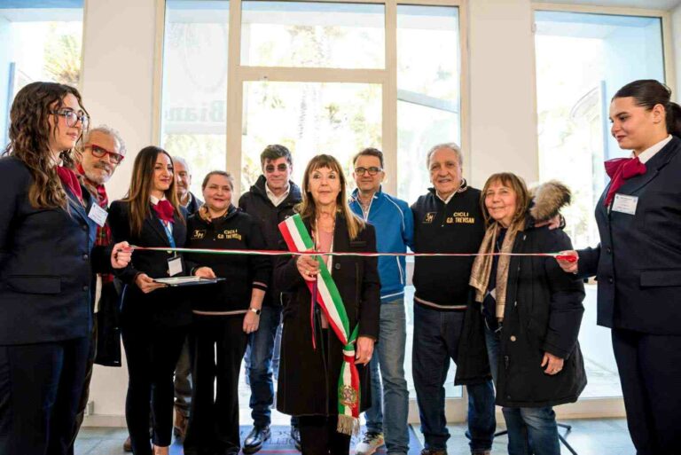 61a-Corsa-dei-due-Mari-con-Bike-mon-Amour-e-le-Bici-dei-Campioni-Palazzina-Azzurra-ii-taglio-del-nastro-con-Gianni-Bugno-e-sub-Commissario-13032026