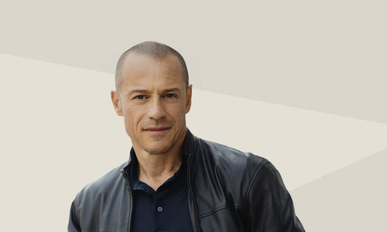 Stefano-Accorsi_foto-di-Vincenzo-Valente-courtesy-Saverio-Ferragina_-1-002-1-1024x614-1