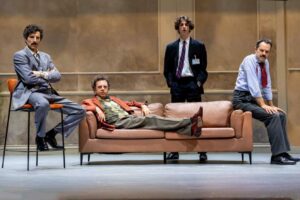 da-sinistra-Francesco-Scianna_Fabrizio-Romano_Lorenzo-Crovo_Sergio-Romano-per-lo-spettacolo-teatrale-HOSPITALITY-SUITE