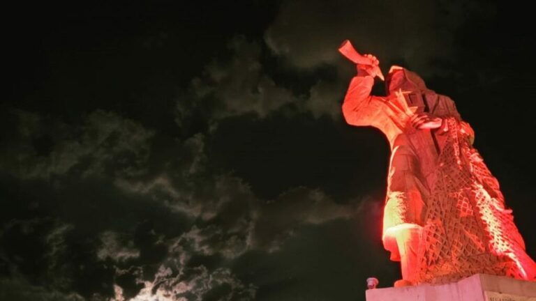 monumento-pescatore-illuminato-1024x576-1