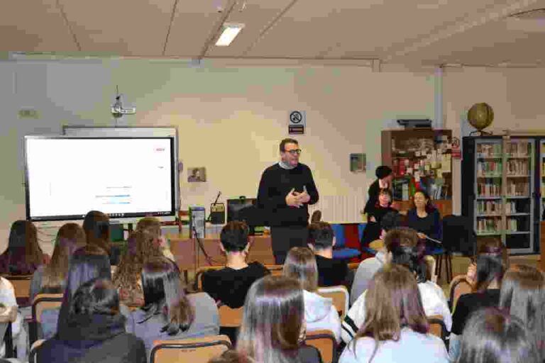 Juri-Meda-durante-una-lezione-all-Iis-Matteo-Ricci