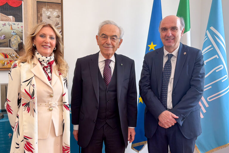 da-sinistra-il-Prefetto-di-Pesaro-e-Urbino-Emanuela-Saveria-Greco-il-Presidente-della-Corte-Costituzionale-Giovanni-Amoroso-il-Rettore-dellUniversita-di-Urbino-Giorgio-Calcagniniuniurb-1