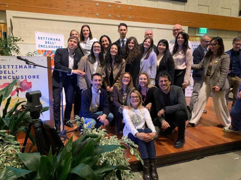 Il-rettore-e-le-direttrice-Catia-Giaconi-con-lo-staff-del-TincTec