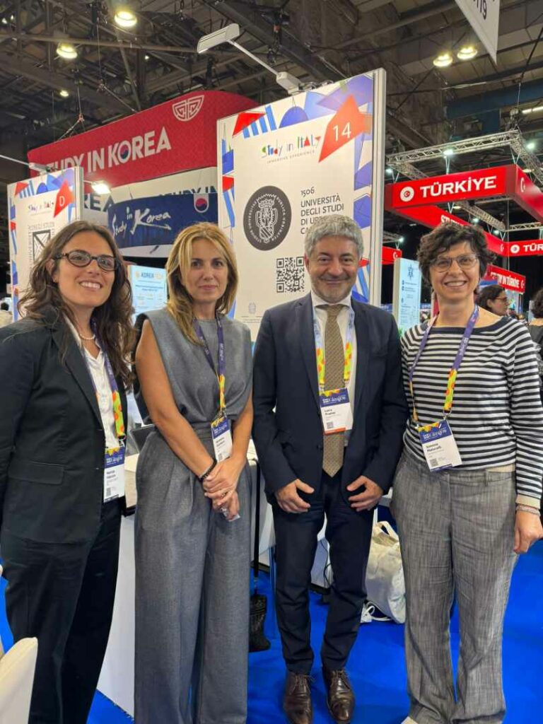 Uniurb-ItalyUK-EAIE-2026-il-Console-generale-dItalia-a-Edimburgo-Luca-Fratini-con-Germana-Giombini-a-sinistra-e-Simona-Malucelli