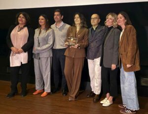 Filauri-Paraventi-Agostini-consegna-targa-a-Cristina-Gesualdi-e-ai-figli