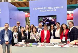 Lorena-Varani-Silvia-Luconi-e-Amato-Mercuri-con-i-alcuni-assessori-e-sindaci-del-borghi-delle-Marche